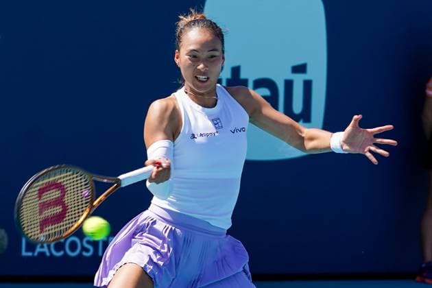 March 20, 2025, Miami, Florida, USA: Qinwen Zheng (CHN) serves the ball to Lauren Davis (not pictured) during womens singles first round at the 2025 Miami Open presented by Itau at Hard Rock Stadium. Miami USA - ZUMAw109 20250320_fap_w109_006 Copyright: xDebbyxWongx