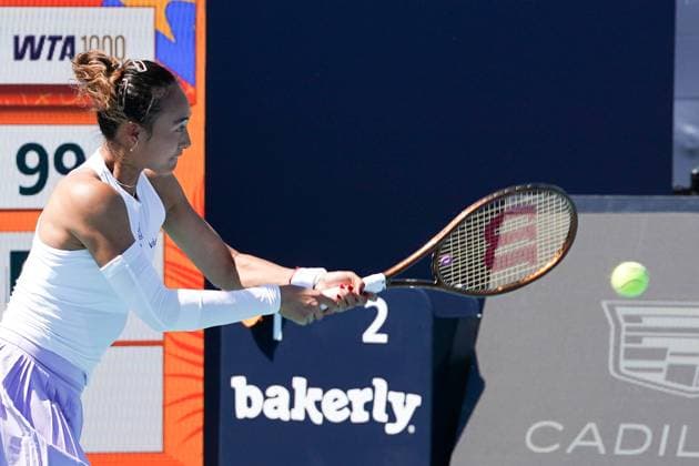 March 20, 2025, Miami, Florida, USA: Qinwen Zheng (CHN) returns a shot from Lauren Davis (not pictured) during womens singles first round at the 2025 Miami Open presented by Itau at Hard Rock Stadium. Miami USA - ZUMAw109 20250320_fap_w109_008 Copyright: xDebbyxWongx
