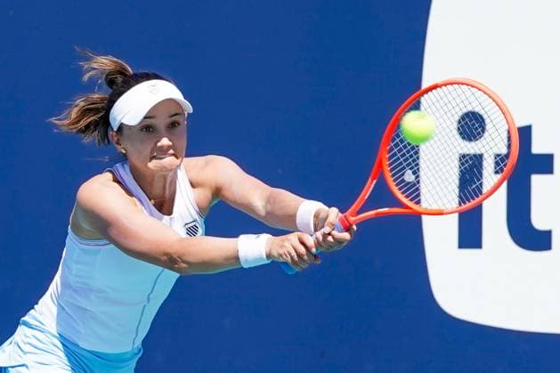 March 20, 2025, Miami, Florida, USA: Lauren Davis (USA) returns a shot from Qinwen Zheng (not pictured) during womens singles first round at the 2025 Miami Open presented by Itau at Hard Rock Stadium. Miami USA - ZUMAw109 20250320_fap_w109_010 Copyright: xDebbyxWongx