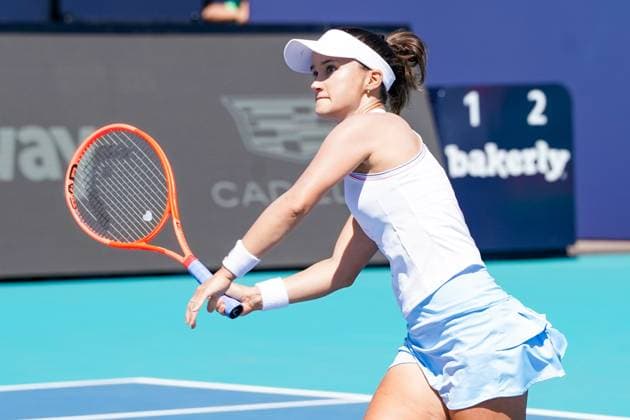 March 20, 2025, Miami, Florida, USA: Lauren Davis (USA) returns a shot from Qinwen Zheng (not pictured) during womens singles first round at the 2025 Miami Open presented by Itau at Hard Rock Stadium. Miami USA - ZUMAw109 20250320_fap_w109_011 Copyright: xDebbyxWongx