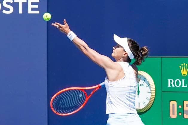 March 20, 2025, Miami, Florida, USA: Lauren Davis (USA) serves the ball to Qinwen Zheng (not pictured) during womens singles first round at the 2025 Miami Open presented by Itau at Hard Rock Stadium. Miami USA - ZUMAw109 20250320_fap_w109_013 Copyright: xDebbyxWongx