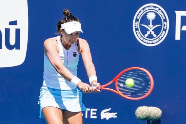 March 20, 2025, Miami, Florida, USA: Lauren Davis (USA) returns a shot from Qinwen Zheng (not pictured) during womens singles first round at the 2025 Miami Open presented by Itau at Hard Rock Stadium. Miami USA - ZUMAw109 20250320_fap_w109_018 Copyright: xDebbyxWongx