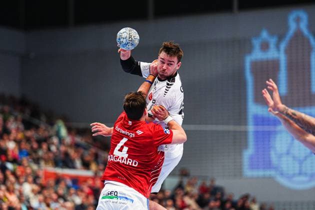 Andreas Magaard Handball Sport Verein Hamburg, 04 , Jonathan Svensson MT Melsungen, 28 GER, Handball Sport Verein Hamburg vs MT Melsungen, Handball, Bundesliga, Matchday 23, Season 2024 2025, 20 03 2025 GER, Handball Sport Verein Hamburg vs MT Melsungen, Handball, Bundesliga, Matchday 23, Season 2024 2025, 20 03 2025 Hamburg Copyright: xEibner-Pressefoto MarcelxvonxFehrnx EP_MFN