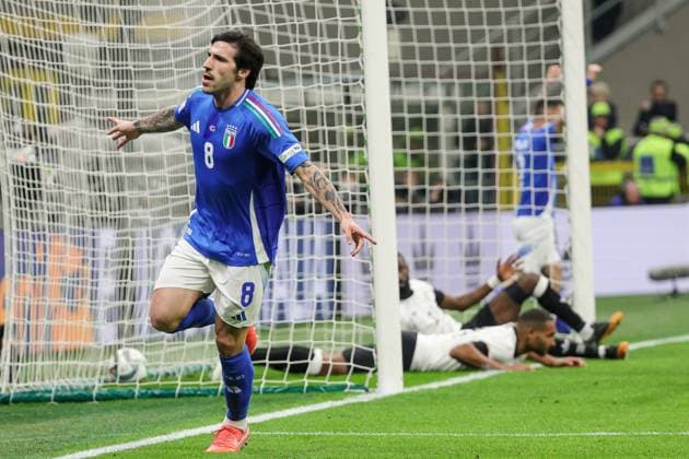 20th March 2025; Stadio San Siro, Milan, Italy, UEFA Nations League Football, Quarter Finals, First Leg, Italy versus Germany; Sandro Tonali of Italy celebrates after scoring the goal in the 9th minute for 1-0  ActionPlus12763413 EmanuelexPennacchio