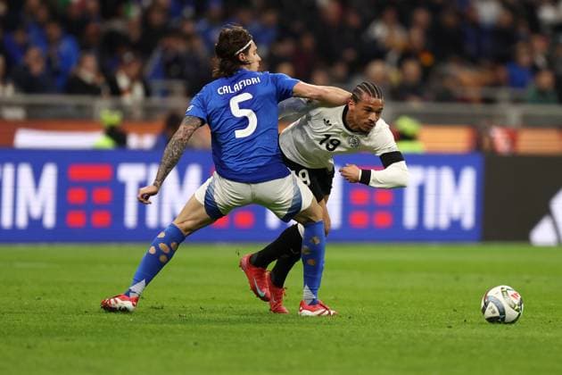 Italy vs Germany Leroy Sane of Germany and Riccardo Calafiori of Italy battle for the ball during the UEFA Nations League quarter-final first leg match between Italy and Germany at Stadio San Siro on March 20, 2025 in Milan, Italy. Milano Stadio Giuseppe Meazza Italy Copyright: xMarcoxCanonierox