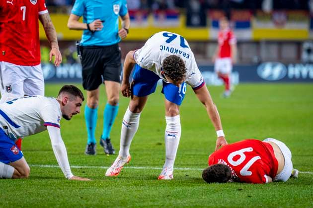 SOCCER - NL, AUT vs SRB VIENNA,AUSTRIA,20.MAR.25 - SOCCER - UEFA Nations League, OEFB international match, Länderspiel, Nationalmannschaft Austria vs Serbia. Image shows Ognjen Mimovic and Strahinja Erakovic (SRB) checking on an injured Christoph Baumgartner (AUT).  GEPAxpictures xKevinxHackner