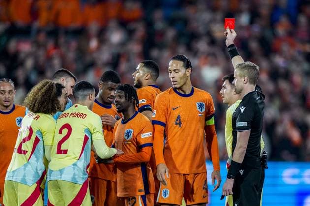 Bilder des Jahres 2025, Sport 03 März Sport Themen der Woche KW12 Sport Bilder des Tages ROTTERDAM, 20-03-2025 , Stadium de Kuip, UEFA Quarter Final Nations League game between Netherlands and Spain. red card from referee Glenn Nyberg to Netherlands player Jorrel Hato Netherlands - Spain  x28408198x Copyright: