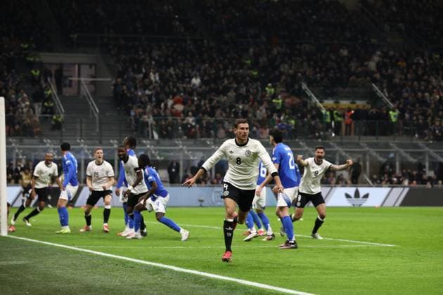 March 20, 2025, Milan, Lombardy, Italy: LEON GORETZKA 8 of Germany celebrates with his teammates and notably the assist by JOSHUA KIMMICH 6 in the UEFA Nations League 2024 quarterfinal first leg between ITALY and GERMANY at San Siro Stadium in Milan, Italy Milan Italy - ZUMAc179 20250320_zep_c179_083 Copyright: xMickaelxChavetx