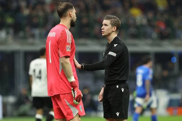 Uefa Nations League 2025: Quarter finals Italy vs Germany at Giuseppe Meazza Stadium in Milan Milan, Italy 20.03.2025: Gianluigi Donnarumma of Italy, Referee Francois Letexier seen in action during the Uefa Nations League 2025, quarter finals, football match between Italy vs Germany at Giuseppe Meazza stadium in Milan. milan Giuseppe Meazza italy Italy Copyright: xmarcoxiacobucci