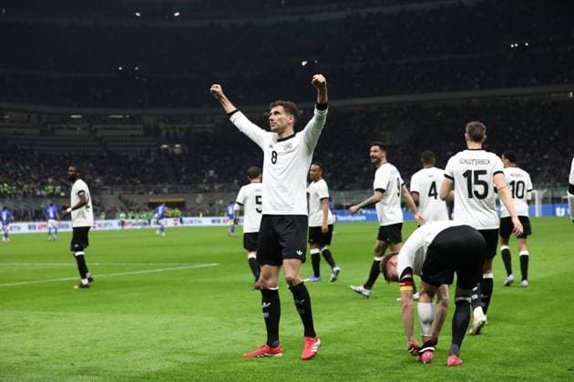March 20, 2025, Milan, Lombardy, Italy: LEON GORETZKA 8 of Germany celebrates with his teammates and notably the assist by JOSHUA KIMMICH 6 in the UEFA Nations League 2024 quarterfinal first leg between ITALY and GERMANY at San Siro Stadium in Milan, Italy Milan Italy - ZUMAc179 20250320_zep_c179_088 Copyright: xMickaelxChavetx