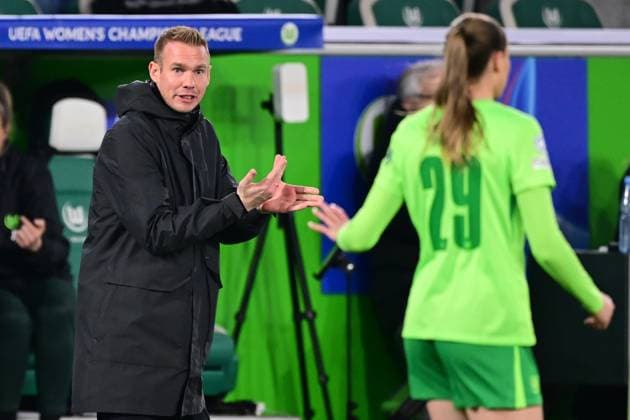 WOLFSBURG - (l-r) VFL Wolfsburg coach Tommy Stroot, Jule Brand of VFL Wolfsburg during the UEFA Champions League women s quarterfinal match between VFL Wolfsburg and FC Barcelona, Barca at the VFL Wolfsburg Arena on March 19, 2025 in Wolfsburg, Germany. ANP Hollandse Hoogte Women s UEFA Champions League Quarter final 2024 25 xVIxANPxSportx xGerritxvanxKeulenxIVx 522763087 originalFilename: 522763087.jpg
