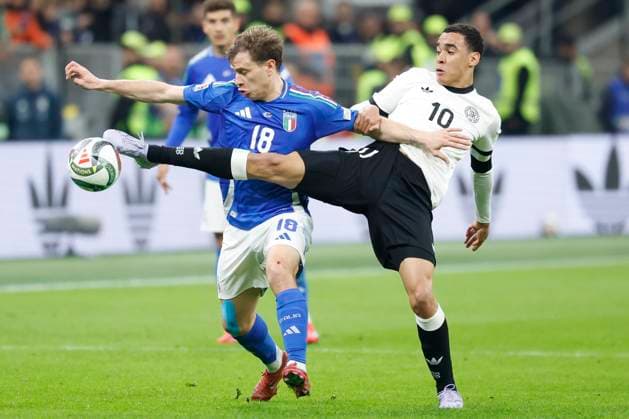 in the picture from l Nicolo Barella Italy, 18 , Jamal Musiala Germany, 10 , duel, action, fight, fights for the ball, 20 03 2025, football, UEFA Nations League, quarter-final, Italy Germany, ITA, Milan, Stadio San Siro, Copyright: HMBxMedia xHeikoxBecker