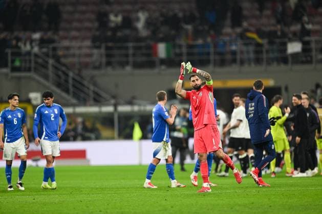CALCIO - UEFA Nations League - Quarter Finals - Italy vs Germany Gianluigi Donnarumma of Italy greeting the supporters at the end of the match after the UEFA NATIONS LEAGUE 2025 match between Italy and Germany, round of quarter finals first leg match, on 20 of March 2025 at Giuseppe Meazza San Siro Siro stadium in Milan, Italy. Photo Tiziano Ballabio Milan Italy  Copyright: xIPAxSport ABACAx