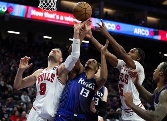 Sport Themen der Woche KW12 Sport Bilder des Tages March 20, 2025, Sacramento, Ca, USA: Sacramento Kings forward Keegan Murray (13) battles Chicago Bulls center Nikola Vucevic (9) and guard Jevon Carter (5) for rebound during a NBA, Basketball Herren, USA game at Golden 1 Center on Thursday, March 20, 2025, in Sacramento. Sacramento USA - ZUMAj89_ 20250320_zaf_j89_019 Copyright: xPaulxKitagakixJr.x