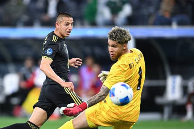 Fußball, CONCACAF Nations League, Mexiko - Kanada RECORD DATE NOT STATED IV CONCACAF NATIONS LEAGUE 2024-2025 Canada vs Mexico Roberto Alvarado (L) of Mexico fights for the ball with Dwayne St. Clair (R) of Canada during the Semifinal match between Canada and Mexican national team, Nationalteam (Mexico) as part Final Four of the Concacaf Nations League 2024-2025 at SoFi Stadium on March 20, 2025 in Inglewood, Los Angeles, California, United States. INGLEWOOD LOS ANGELES CALIFORNIA UNITED STATES  Copyright: xAdrianxMaciasx 20250320205942_CNL_2025_SF_CAN_MEX_ALVARADO113
