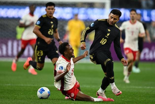 Fußball, CONCACAF Nations League, Mexiko - Kanada RECORD DATE NOT STATED IV CONCACAF NATIONS LEAGUE 2024-2025 Canada vs Mexico Ali Ahmed (L) of Canada fights for the ball with Alexis Vega (R) of Mexico during the Semifinal match between Canada and Mexican national team, Nationalteam (Mexico) as part Final Four of the Concacaf Nations League 2024-2025 at SoFi Stadium on March 20, 2025 in Inglewood, Los Angeles, California, United States. INGLEWOOD LOS ANGELES CALIFORNIA UNITED STATES  Copyright: xDavidxLeahx 20250320211514_CNL_2025_SF_CAN_MEX_VEGA139