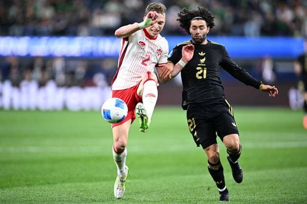 Fußball, CONCACAF Nations League, Mexiko - Kanada RECORD DATE NOT STATED IV CONCACAF NATIONS LEAGUE 2024-2025 Canada vs Mexico Alistair Johnston (L) of Canada fights for the ball with Cesa Huerta (R) of Mexico during the Semifinal match between Canada and Mexican national team, Nationalteam (Mexico) as part Final Four of the Concacaf Nations League 2024-2025 at SoFi Stadium on March 20, 2025 in Inglewood, Los Angeles, California, United States. INGLEWOOD LOS ANGELES CALIFORNIA UNITED STATES  Copyright: xAdrianxMaciasx 20250320223604_CNL_2025_SF_CAN_MEX_HUERTA253