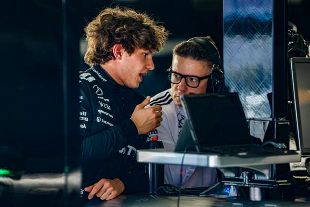 F1 - CHINESE GRAND PRIX 2025 KIMI ANTONELLI Andrea (ita), Mercedes AMG F1 Team W16 with BONNINGTON Peter, Race engineer of Mercedes AMG F1 Team, during the Formula 1 Heineken Chinese Grand Prix 2025, 2nd round of the 2025 FIA Formula One World Championship, WM, Weltmeisterschaft from March 21 to 23, 2025 on the Shanghai International Circuit, in Shanghai, China - ShanghaiChina  Copyright: xJavierxJimenezx