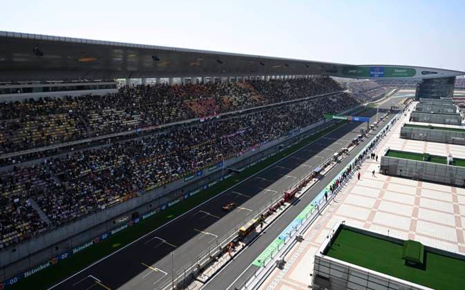 (250321) -- SHANGHAI, March 21, 2025 -- Spectators watch the first practice session of the Formula 1 Chinese Grand Prix at the Shanghai International Circuit in east China s Shanghai, on March 21, 2025. ) (SP)CHINA-SHANGHAI-FORMULA 1-PRACTICE (CN) HexChangshan 