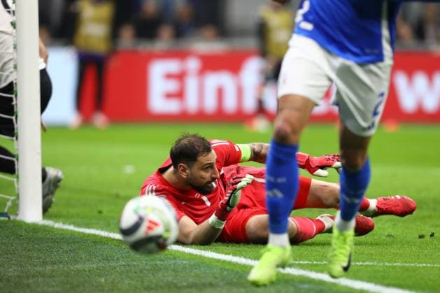 March 20, 2025, Milan, Lombardy, Italy: GIANLUIGI DONNARUMA of Italy sees the ball off in the UEFA Nations League 2024 quarterfinal first leg between ITALY and GERMANY at San Siro Stadium in Milan, Italy Milan Italy - ZUMAc179 20250320_zep_c179_144 Copyright: xMickaelxChavetx