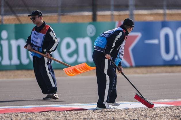F1 - CHINESE GRAND PRIX 2025 marshall, commissaire de piste, marshal, marshalls, marshals during the Formula 1 Heineken Chinese Grand Prix 2025, 2nd round of the 2025 FIA Formula One World Championship, WM, Weltmeisterschaft from March 21 to 23, 2025 on the Shanghai International Circuit, in Shanghai, China - ShanghaiChina Copyright: xEricxAlonsox