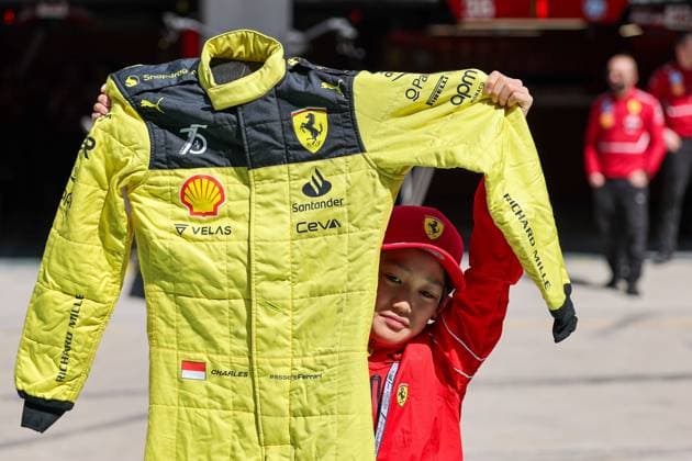 FORMULA 1 CHINESE GRAND PRIX 2025 Ferrari Fan in front of the garage during the FORMULA 1 HEINEKEN CHINESE GRAND PRIX 2025 at Shanghai Audi International Circuit, Shanghai, China on 21 March 2025 Credit: Antoine Lapeyre Every Second Media Editorial use only. All images are copyright Every Second Media Limited. No images may be reproduced without prior permission. Copyright: xIMAGO EveryxSecondxMediax ESM-1386-0052 AntoinexLapeyrex xEveryxSecondxMediax