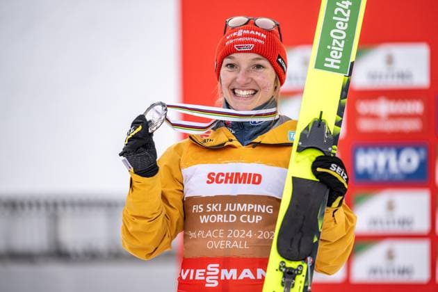 LAHTI, FINNLAND: Saisonfinale - Weltcup Skisprung Frauen: Skispringen HS130 am 21.03.2025 auf der Salpausselkä-Schanze in Lahti. Katharina Schmid aus Deutschland (3.) bei der Siegerehrung - Gesamtweltcup. *** LAHTI, FINLAND Season finale World Cup Ski Jumping Women Ski Jumping HS130 on 21 03 2025 on the Salpausselkä ski jump in Lahti Katharina Schmid from Germany 3 at the award ceremony Overall World Cup