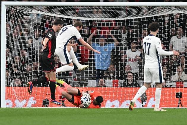 England v Albania 2026 FIFA World Cup, WM, Weltmeisterschaft, Fussball Qualifier 21 03 2025. Thoman Strakosha of Albania makes a save at the feet of Harry Kane (9) of England during the 2026 FIFA World Cup Qualifier match between England and Albania at Wembley Stadium, London, England on 21 March 2025. London Wembley Stadium Greater London England Editorial use only , Copyright: xGrahamxHuntx PSI-21662-0065