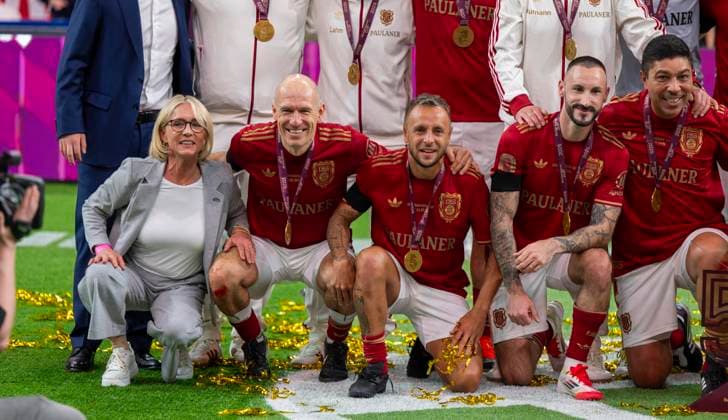 17 03 2025, Football, the FC Bayern Munich Legends Tournament FRANZ BECKENBAUER CUP, at SAP Garden Munich Award ceremony of the tournament winner FC Bayern Munich from left Franz Beckenbauers widow Heidi Beckenbauer, Arjen Robben, Rafinha, Diego Contento, Giovane Elber