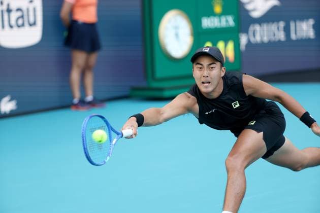 March 21, 2025, Miami Gardens, Florida, United States Of America: MIAMI GARDENS, FLORIDA - MARCH 21: Novak Djokovic of Serbia defeats Rinky Hijikata of Australia during Day 4 of the Miami Open at Hard Rock Stadium on March 21, 2025 in Miami Gardens, Florida. ...People: Rinky Hijikata Miami Open 2025 - Day 4  - ZUMAs214 20250321_ada_s214_055 Copyright: xSMGx