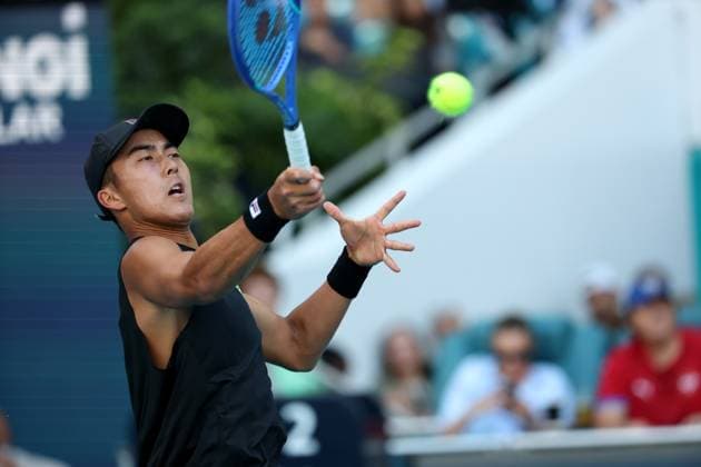 March 21, 2025, Miami Gardens, Florida, United States Of America: MIAMI GARDENS, FLORIDA - MARCH 21: Novak Djokovic of Serbia defeats Rinky Hijikata of Australia during Day 4 of the Miami Open at Hard Rock Stadium on March 21, 2025 in Miami Gardens, Florida. ...People: Rinky Hijikata Miami Open 2025 - Day 4  - ZUMAs214 20250321_ada_s214_064 Copyright: xSMGx