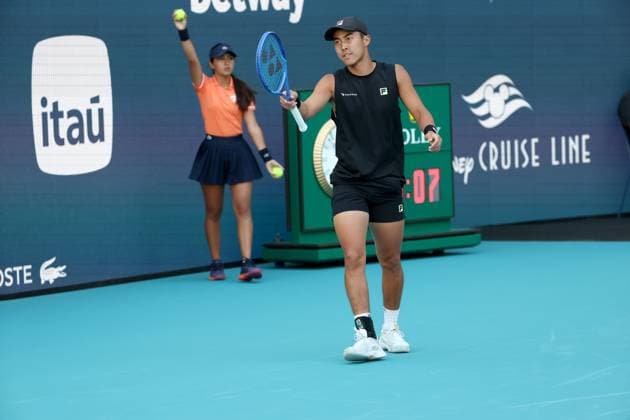 March 21, 2025, Miami Gardens, Florida, United States Of America: MIAMI GARDENS, FLORIDA - MARCH 21: Novak Djokovic of Serbia defeats Rinky Hijikata of Australia during Day 4 of the Miami Open at Hard Rock Stadium on March 21, 2025 in Miami Gardens, Florida. ...People: Rinky Hijikata Miami Gardens United States Of America - ZUMAs214 20250321_ada_s214_072 Copyright: xSMGx