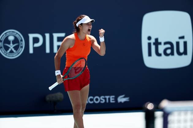 March 21, 2025, Miami Gardens, Florida, United States Of America: MIAMI GARDENS, FLORIDA - MARCH 21: Emma Raducanu of Great Britain defeats Emma Navarro of the United States in the second round of the women s singles at the Miami Open at the Hard Rock Stadium on March 21, 2025 in Miami Gardens, Florida....People: Emma Raducanu Miami Gardens United States Of America - ZUMAs214 20250321_ada_s214_075 Copyright: xSMGx