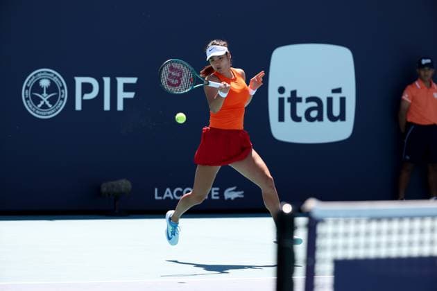 March 21, 2025, Miami Gardens, Florida, United States Of America: MIAMI GARDENS, FLORIDA - MARCH 21: Emma Raducanu of Great Britain defeats Emma Navarro of the United States in the second round of the women s singles at the Miami Open at the Hard Rock Stadium on March 21, 2025 in Miami Gardens, Florida....People: Emma Raducanu Miami Open 2025 - Day 4  - ZUMAs214 20250321_ada_s214_084 Copyright: xSMGx