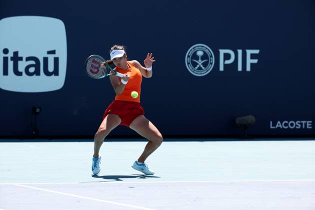 March 21, 2025, Miami Gardens, Florida, United States Of America: MIAMI GARDENS, FLORIDA - MARCH 21: Emma Raducanu of Great Britain defeats Emma Navarro of the United States in the second round of the women s singles at the Miami Open at the Hard Rock Stadium on March 21, 2025 in Miami Gardens, Florida....People: Emma Raducanu Miami Open 2025 - Day 4  - ZUMAs214 20250321_ada_s214_100 Copyright: xSMGx