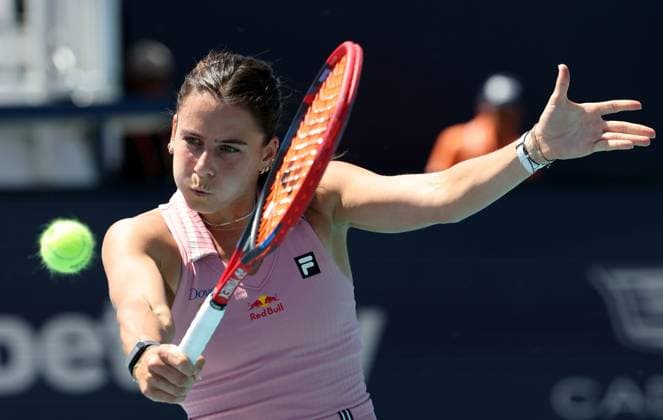 March 21, 2025, Miami Gardens, Florida, United States Of America: MIAMI GARDENS, FLORIDA - MARCH 21: Emma Raducanu of Great Britain defeats Emma Navarro of the United States in the second round of the women s singles at the Miami Open at the Hard Rock Stadium on March 21, 2025 in Miami Gardens, Florida....People: Emma Navarro Miami Gardens United States Of America - ZUMAs214 20250321_ada_s214_107 Copyright: xSMGx