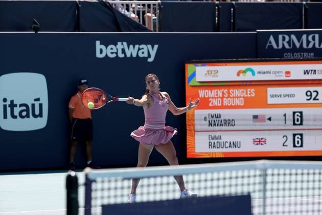 March 21, 2025, Miami Gardens, Florida, United States Of America: MIAMI GARDENS, FLORIDA - MARCH 21: Emma Raducanu of Great Britain defeats Emma Navarro of the United States in the second round of the women s singles at the Miami Open at the Hard Rock Stadium on March 21, 2025 in Miami Gardens, Florida....People: Emma Navarro Miami Gardens United States Of America - ZUMAs214 20250321_ada_s214_112 Copyright: xSMGx