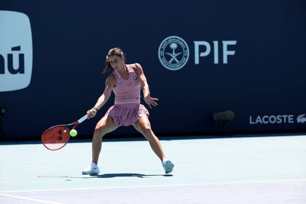 March 21, 2025, Miami Gardens, Florida, United States Of America: MIAMI GARDENS, FLORIDA - MARCH 21: Emma Raducanu of Great Britain defeats Emma Navarro of the United States in the second round of the women s singles at the Miami Open at the Hard Rock Stadium on March 21, 2025 in Miami Gardens, Florida....People: Emma Navarro Miami Open 2025 - Day 4  - ZUMAs214 20250321_ada_s214_110 Copyright: xSMGx