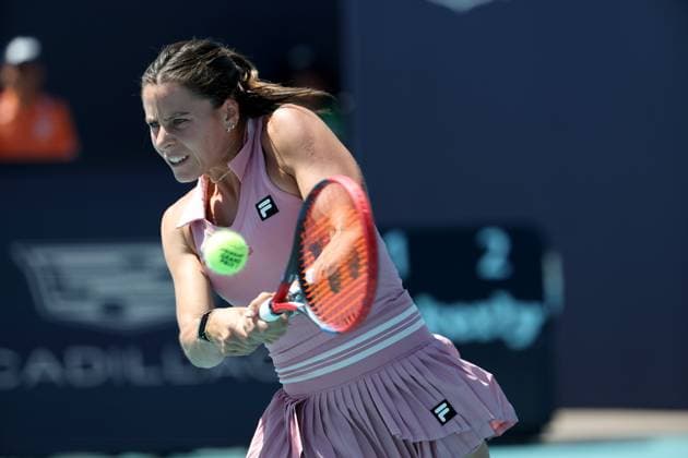 March 21, 2025, Miami Gardens, Florida, United States Of America: MIAMI GARDENS, FLORIDA - MARCH 21: Emma Raducanu of Great Britain defeats Emma Navarro of the United States in the second round of the women s singles at the Miami Open at the Hard Rock Stadium on March 21, 2025 in Miami Gardens, Florida....People: Emma Navarro Miami Open 2025 - Day 4  - ZUMAs214 20250321_ada_s214_115 Copyright: xSMGx