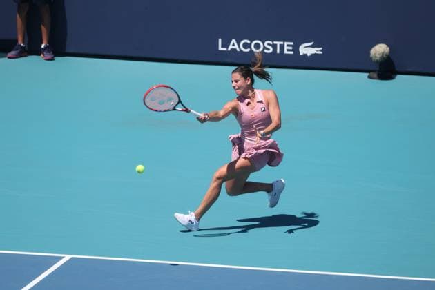 March 21, 2025, Miami Gardens, Florida, United States Of America: MIAMI GARDENS, FLORIDA - MARCH 21: Emma Raducanu of Great Britain defeats Emma Navarro of the United States in the second round of the women s singles at the Miami Open at the Hard Rock Stadium on March 21, 2025 in Miami Gardens, Florida....People: Emma Navarro Miami Gardens United States Of America - ZUMAs214 20250321_ada_s214_262 Copyright: xSMGx