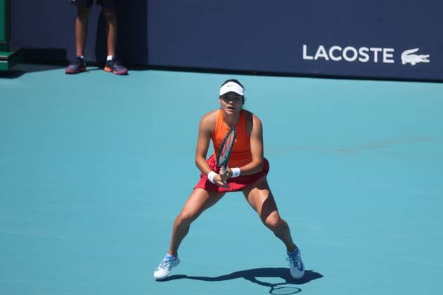 March 21, 2025, Miami Gardens, Florida, United States Of America: MIAMI GARDENS, FLORIDA - MARCH 21: Emma Raducanu of Great Britain defeats Emma Navarro of the United States in the second round of the women s singles at the Miami Open at the Hard Rock Stadium on March 21, 2025 in Miami Gardens, Florida....People: Emma Raducanu Miami Gardens United States Of America - ZUMAs214 20250321_ada_s214_264 Copyright: xSMGx