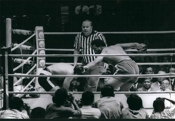 Archivbilder der Woche SPORT KW12 Sep. 09, 1973 - Big Fight Fiasco In Tokyo: World heavyweight champion George Foreman, disposed of his Puerto Rican Challenger Joe King Roman by a knockout within two minutes of the first round of their scheduled 15-round world title fight in Tokyo. The fight has been called a mismatch, and immediately raised questions why the match was ever allowed to take place. It was the first heavyweight title match to staged in Japan, and Yen 50,000 (almost 5) was paid for ringside seats, many want their money back, or will settle for half, and called the fight a fraud. Photo Shows The end of the beginning as Roman starts to slump, and Foreman is about to strike him with a sledgehammer right from high he never recovered and was counted out by referee Jay Edson. - ZUMAk09_ 19730909_baf_k09_059 Copyright: xKeystonexPicturesxUSAx