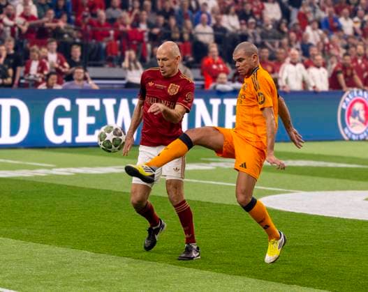 17 03 2025, Football, the FC Bayern Munich Legends Tournament FRANZ BECKENBAUER CUP, at SAP Garden Munich v li Arjen Robben Bayern Munich vs Pepe Real Madrid