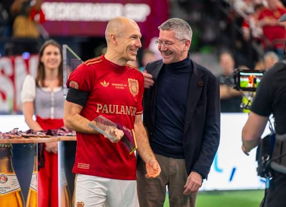 17 03 2025, Football, the FC Bayern Munich Legends Tournament FRANZ BECKENBAUER CUP, at SAP Garden Munich from left Arjen Robben with President Herbert Hainer FC Bayern