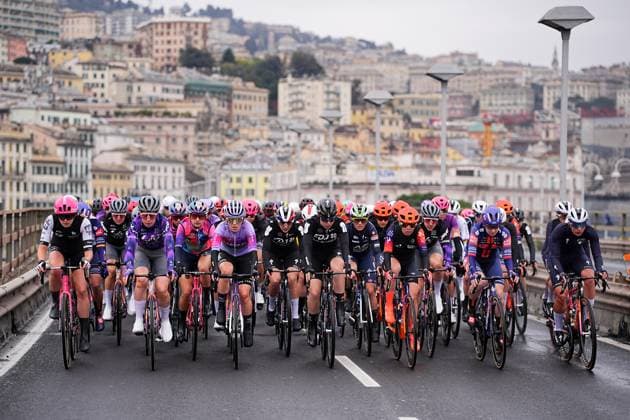 Sport Bilder des Tages The pack rides cycles during the women™s elite race of the Sanremo Women, one day cycling race from Genova to Sanremo in 156km - North Italy- Saturday, March 22, 2025. - cycling .  Copyright: xMarcoxAlpozzi LaPressex
