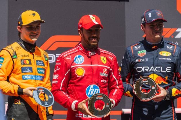 Sport Bilder des Tages 2025 Formula One Chinese Grand Prix Shanghai International Circuit, Shanghai, China on 22. March.2025; Lewis Hamilton, Oscar Piastri and Max Verstappen during sprint race at Formula One Chinese Grand Prix Shanghai Shanghai International Circuit China Copyright: xJayxHiranox