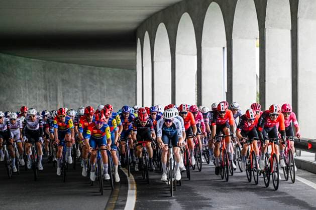 2025 Milan - Sanremo UCI WorldTour cycling race SANREMO, ITALY - MARCH 22 : Illustration picture of the peloton during the UCI WorldTour 116th Milan - Sanremo cycling race with start in Pavia and finish at the Via Roma in Sanremo on March 22, 2025 in Sanremo, Italy, 22 03 2025 ( Motordriver Kenny Verfaillie - Sanremo Italy  Copyright: xNicoxVereeckenx