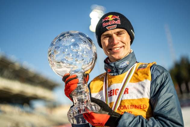 Bilder des Jahres 2025, Sport 03 März Sport Themen der Woche KW12 Sport Bilder des Tages LAHTI, FINNLAND: Saisonfinale - Weltcup Nordische Kombination Männer: Langlaufen 10km am 22.03.2025 im Lahden Stadion in Lahti. Vinzenz Geiger aus Deutschland (1.) bei der Siegerehrung - Gesamtweltcup. *** LAHTI, FINLAND Season finale World Cup Nordic Combined Men Cross-Country 10km on 22 03 2025 at the Lahden Stadium in Lahti Vinzenz Geiger from Germany 1 at the award ceremony Overall World Cup