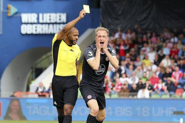 Bilder des Jahres 2025, Sport 03 März Sport Themen der Woche KW12 Sport Bilder des Tages Niederrhein-Pokal: Rot-Weiß Oberhausen - RWE ** NUR FÜR REDAKTIONELLE ZWECKE ** EDITORIAL USE ONLY **<p>Schiedsrichter Jonah Besong und Lucas Brumme RWO - RWE Ort: Oberhausen, Stadion Niederrhein Datum: 22.03.2025 Deutschland NRW Oberhausen Copyright: MichaxKorb *** Niederrhein Pokal Rot Weiß Oberhausen RWE FOR EDITORIAL PURPOSES ONLY p Referees Jonah Besong and Lucas Brumme RWO RWE Venue Oberhausen, Stadion Niederrhein Date 22 03 2025 Germany NRW Oberhausen Copyright MichaxKorb Copyright: MichaxKorb doc7zvnf8u7z49ww7f6luu ,EDITORIAL USE ONLY