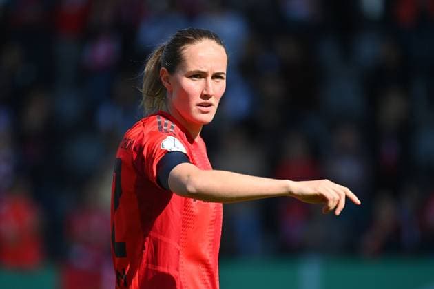 Sydney LOHMANN FCB , gestures,gives instructions,action,single image,cropped single motif,half figure,half figure FC Bayern Muenchen TSG 1899 Hoffenheim 3 2 Soccer DFB Cup Semifinal Women on 22 03 2025 FC BAYERN CAMPUS
